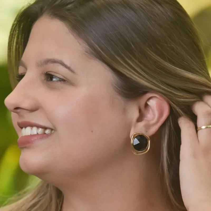 BRINCO BOTÃO RESINA NEGRA LINHAS ORGANICAS AO REDOR