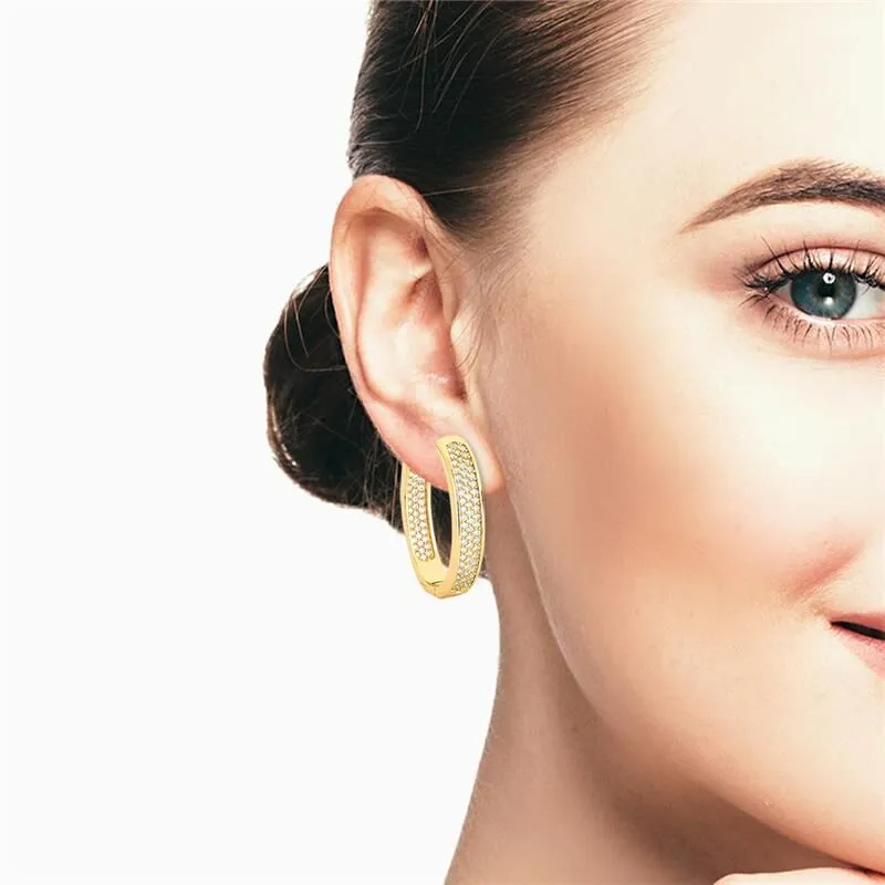ARGOLA OVAL CRAVEJADA COM ZIRCONIA EM 3 COLUNAS NA FRENTE E NA PARTE INTERNA