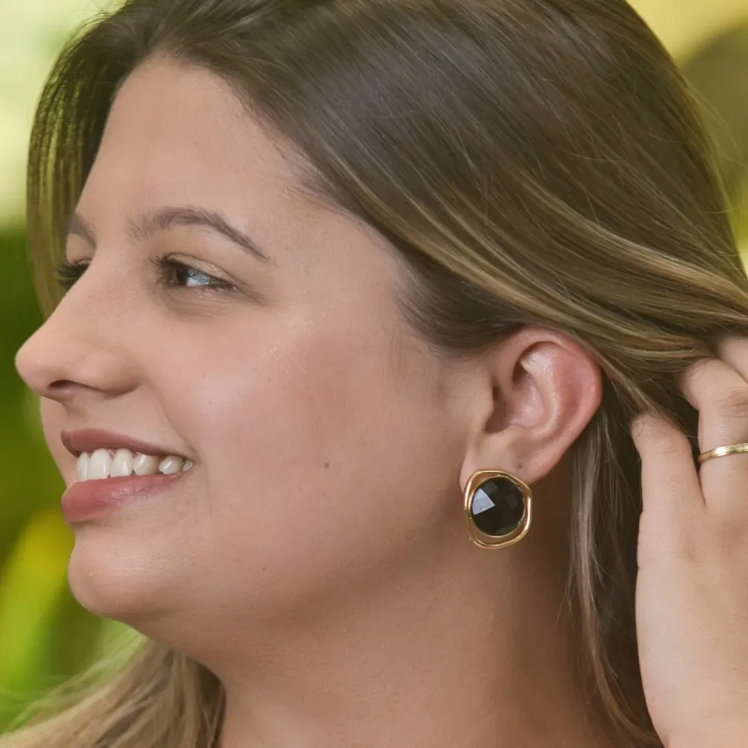 BRINCO BOTÃO RESINA NEGRA LINHAS ORGANICAS AO REDOR