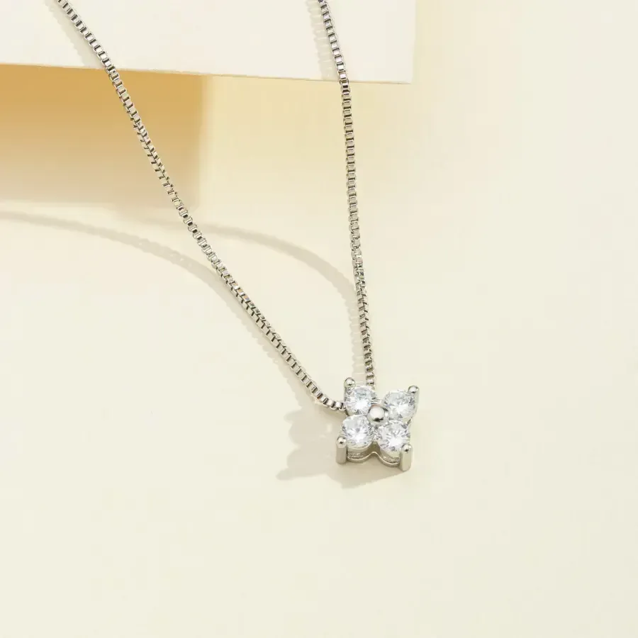 Colar com Pingente de Florzinha em Zirconia