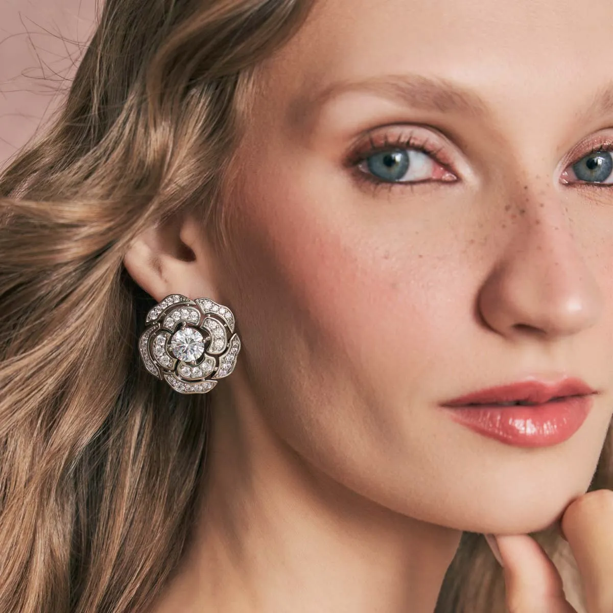 Brinco Flor Botão Cravejado Com Ponto De Luz